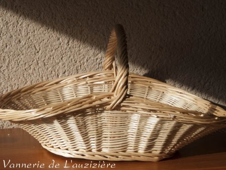 Panier ovale bas �vas� en osier